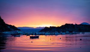Preview wallpaper boat, sunset, sea, glare, waves