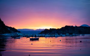 Preview wallpaper boat, sunset, sea, glare, waves