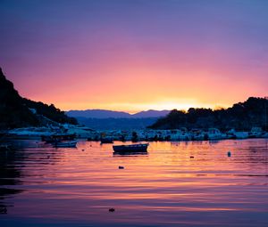 Preview wallpaper boat, sunset, sea, glare, waves