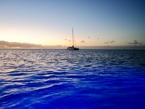 Preview wallpaper boat, water, horizon, waves, wavy