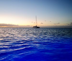 Preview wallpaper boat, water, horizon, waves, wavy