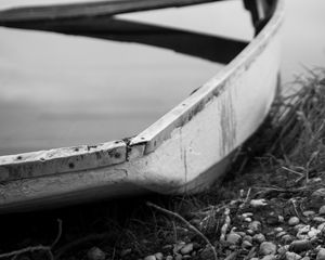 Preview wallpaper boat, water, river, black and white