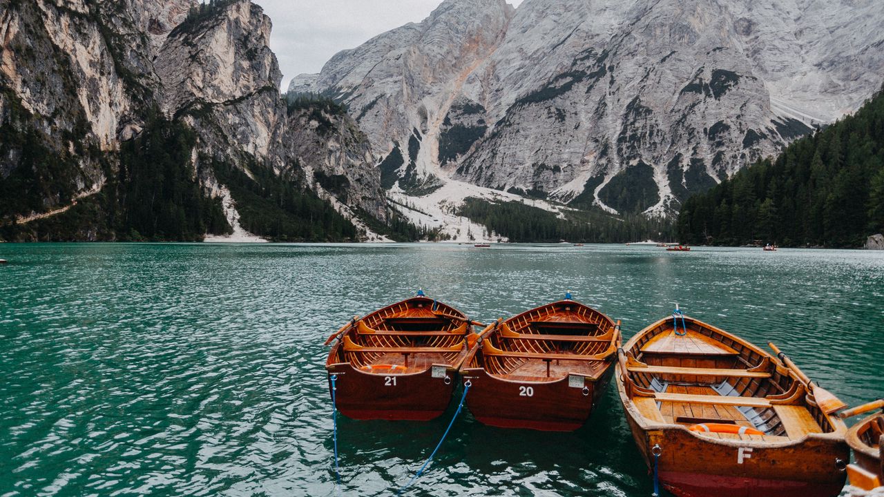 Wallpaper boats, mountains, lake