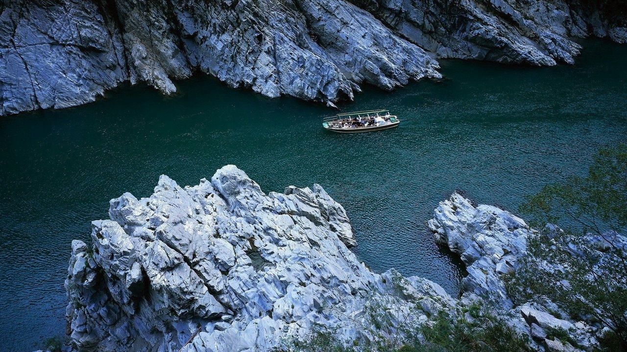 Wallpaper boats, rocks, river