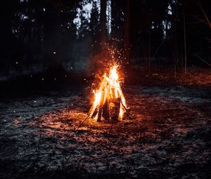 Preview wallpaper bonfire, fire, camping, sparks