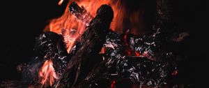 Preview wallpaper bonfire, fire, firewood, embers, dark