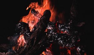 Preview wallpaper bonfire, fire, firewood, embers, dark