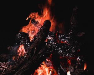 Preview wallpaper bonfire, fire, firewood, embers, dark