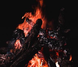 Preview wallpaper bonfire, fire, firewood, embers, dark