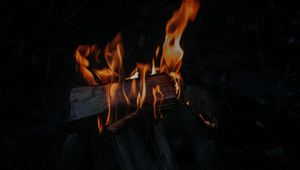 Preview wallpaper bonfire, fire, flame, firewood, burning