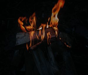 Preview wallpaper bonfire, fire, flame, firewood, burning