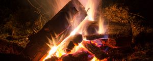 Preview wallpaper bonfire, fire, logs, flame, darkness