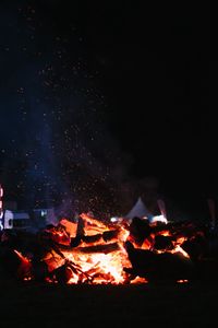 Preview wallpaper bonfire, fire, sparks, night, camping