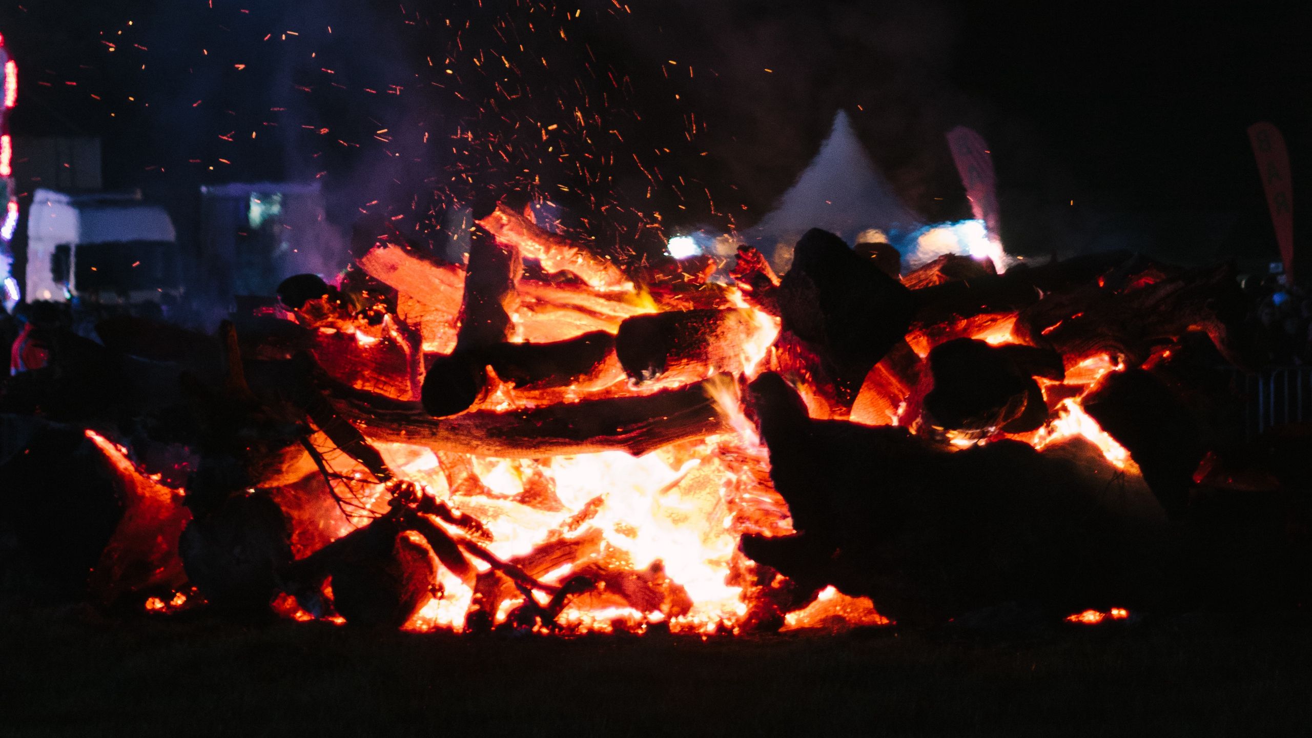 Download wallpaper 2560x1440 bonfire, fire, sparks, night, camping