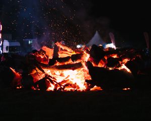 Preview wallpaper bonfire, fire, sparks, night, camping