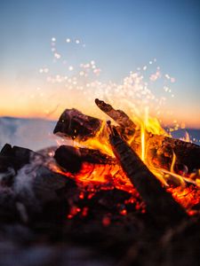 Preview wallpaper bonfire, fire, sparks, firewood, blur, camping