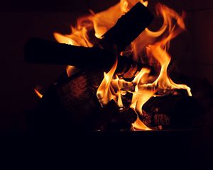 Preview wallpaper bonfire, flame, fire, fiery, dark, firewood