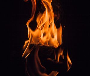 Preview wallpaper bonfire, flame, fire, dark, firewood, shroud, darkness