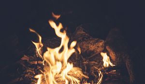 Preview wallpaper bonfire, flame, fire, dark, night