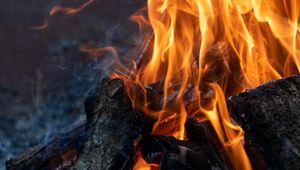 Preview wallpaper bonfire, flame, fire, evening, firewood