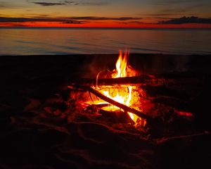 Preview wallpaper bonfire, flame, firewood, sunset, horizon