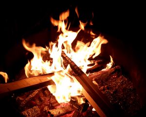 Preview wallpaper bonfire, logs, fire, flame, night, dark