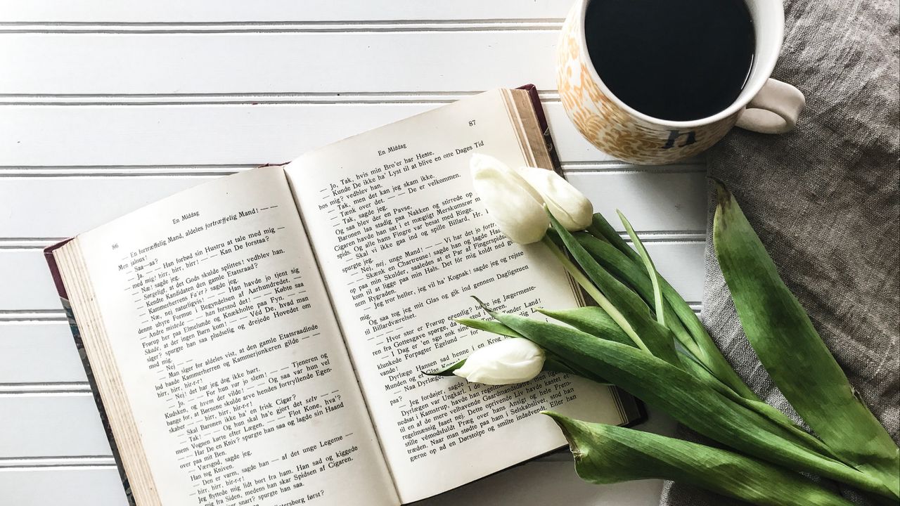 Wallpaper book, tulips, coffee