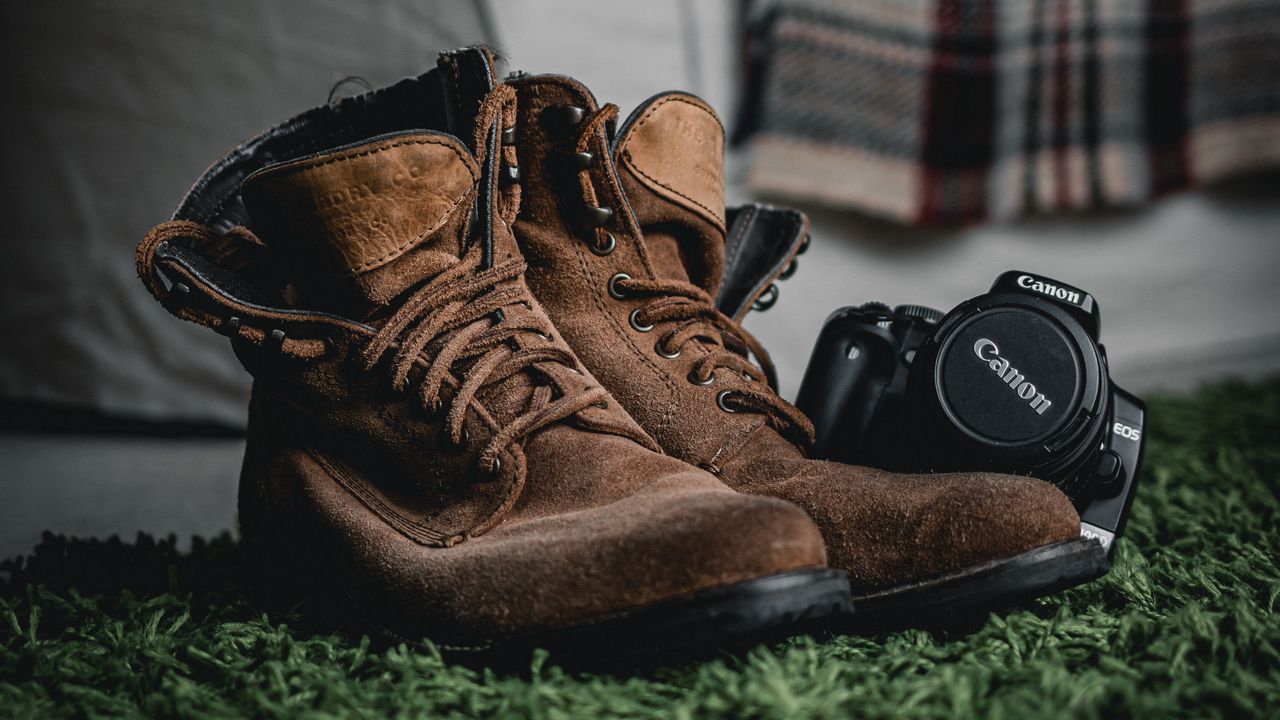 Wallpaper boots, camera, room, sofa