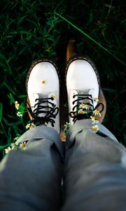Preview wallpaper boots, legs, daisies, flowers, grass