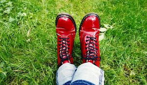 Preview wallpaper boots, legs, grass