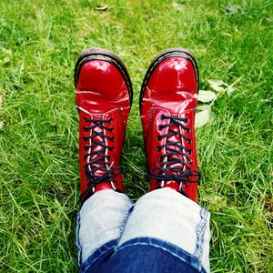 Preview wallpaper boots, legs, grass