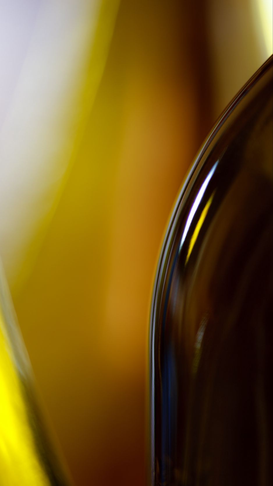 938x1668 Wallpaper bottle, glass, blur, glare