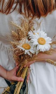 Preview wallpaper bouquet, daisies, wildflowers, hands