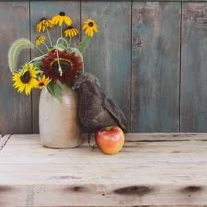 Preview wallpaper bouquet, flowers, bird, apple, decor, still life