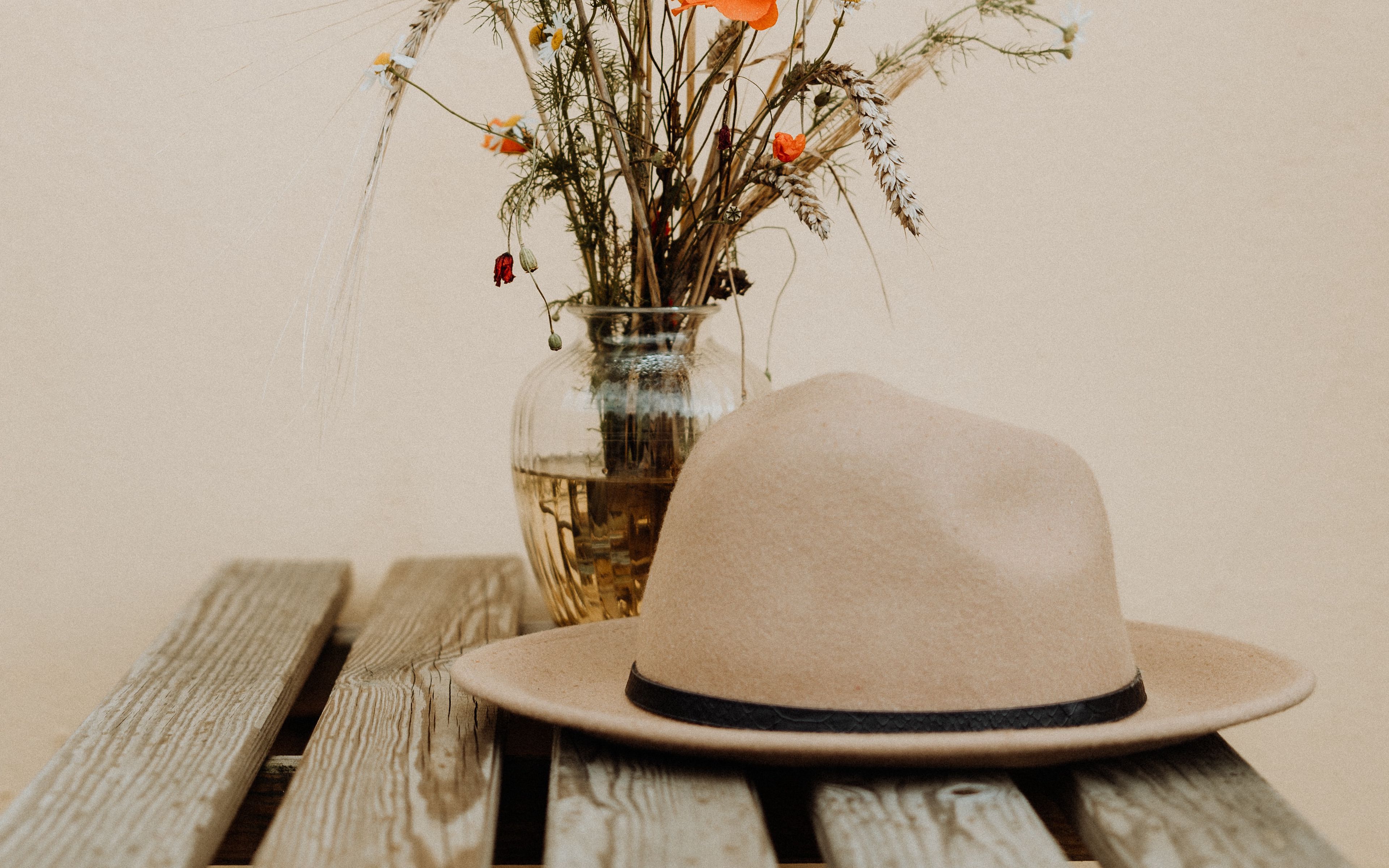 Download wallpaper 3840x2400 bouquet, hat, flowers, spikelets, daisies