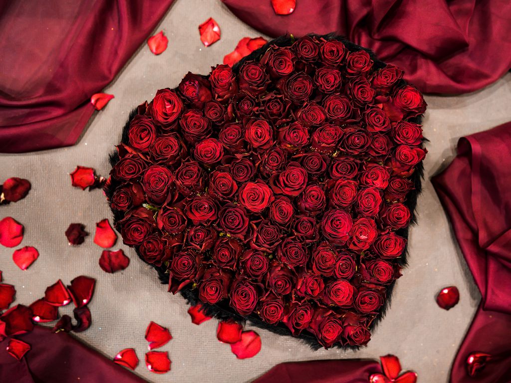 1024x768 Wallpaper bouquet, roses, composition, heart