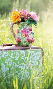 Preview wallpaper bouquet, vase, flowers, suitcase