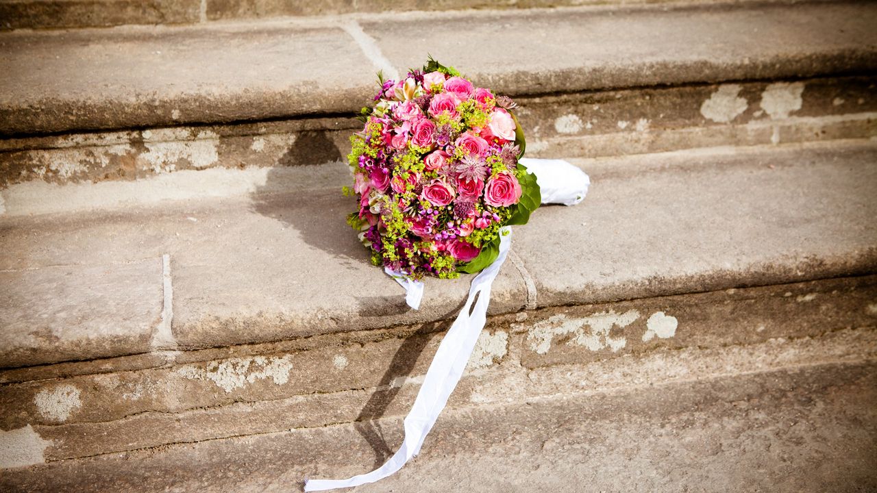 Wallpaper bouquet, wedding, stairs