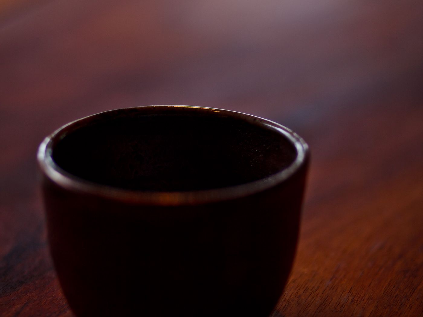 1400x1050 Wallpaper bowl, table, shadow, blur