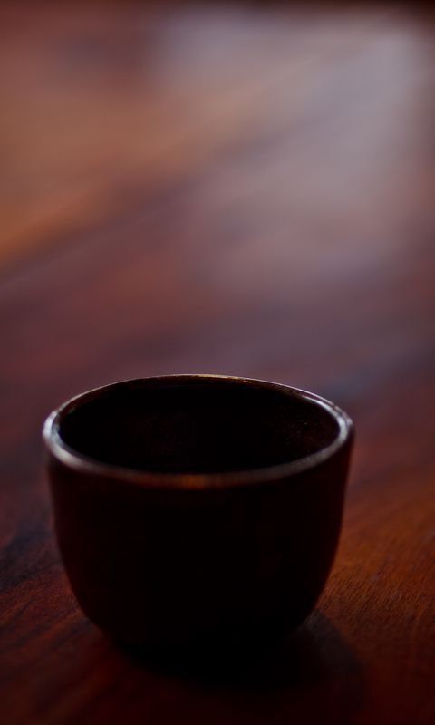 480x800 Wallpaper bowl, table, shadow, blur