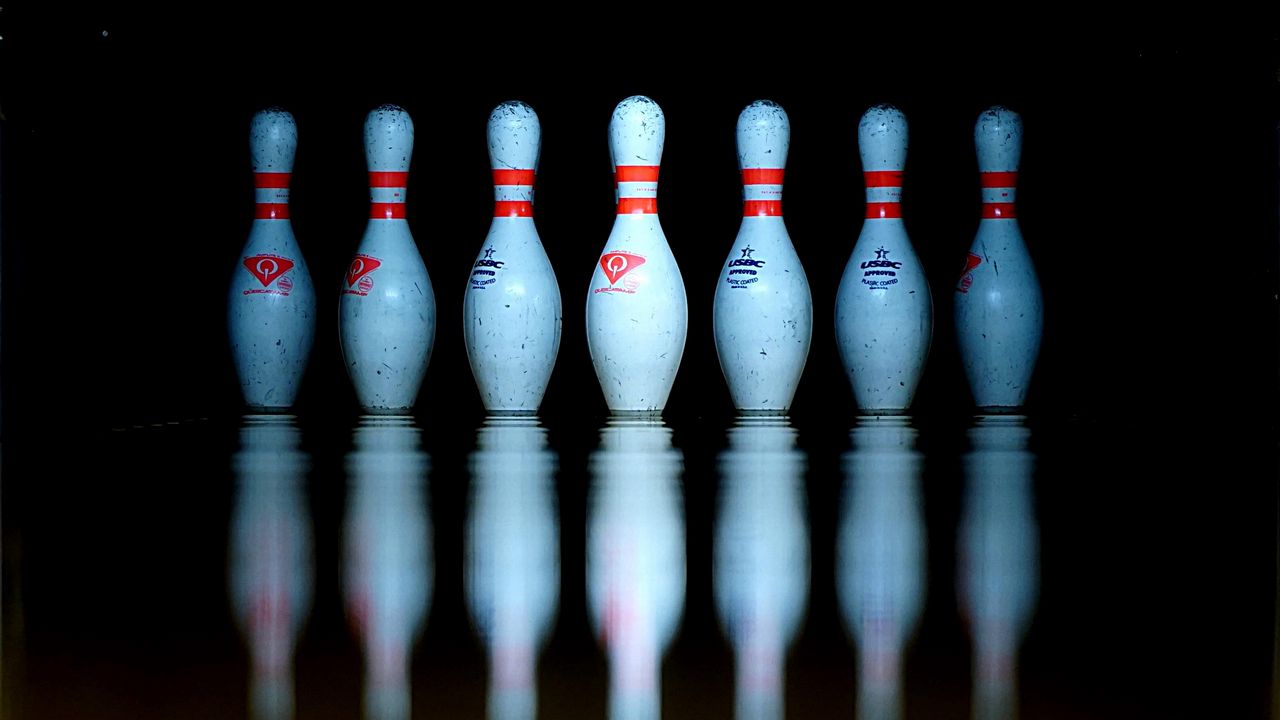 Wallpaper bowling pin, bowling, reflection, row