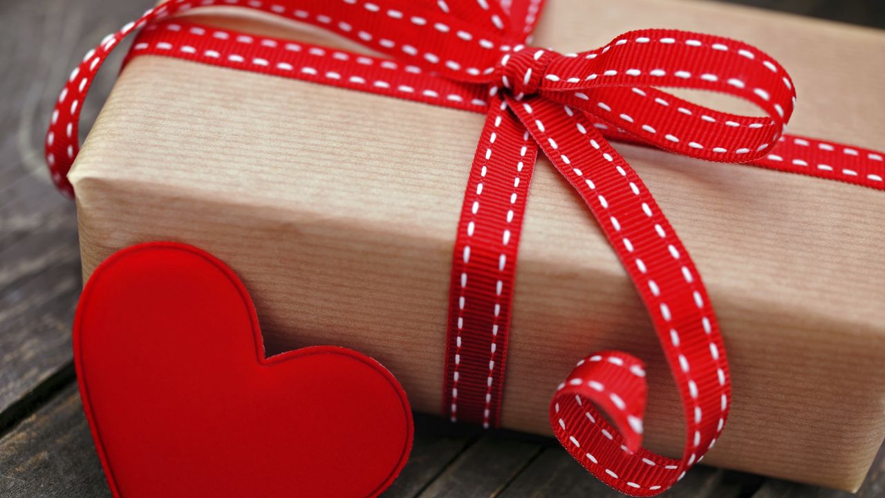 Wallpaper box, gift, holiday, heart, red, tape