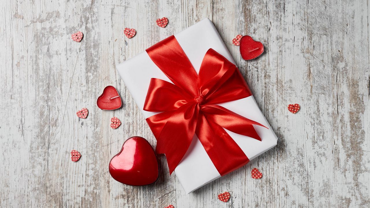 Wallpaper box, gift, ribbon, hearts, red, white