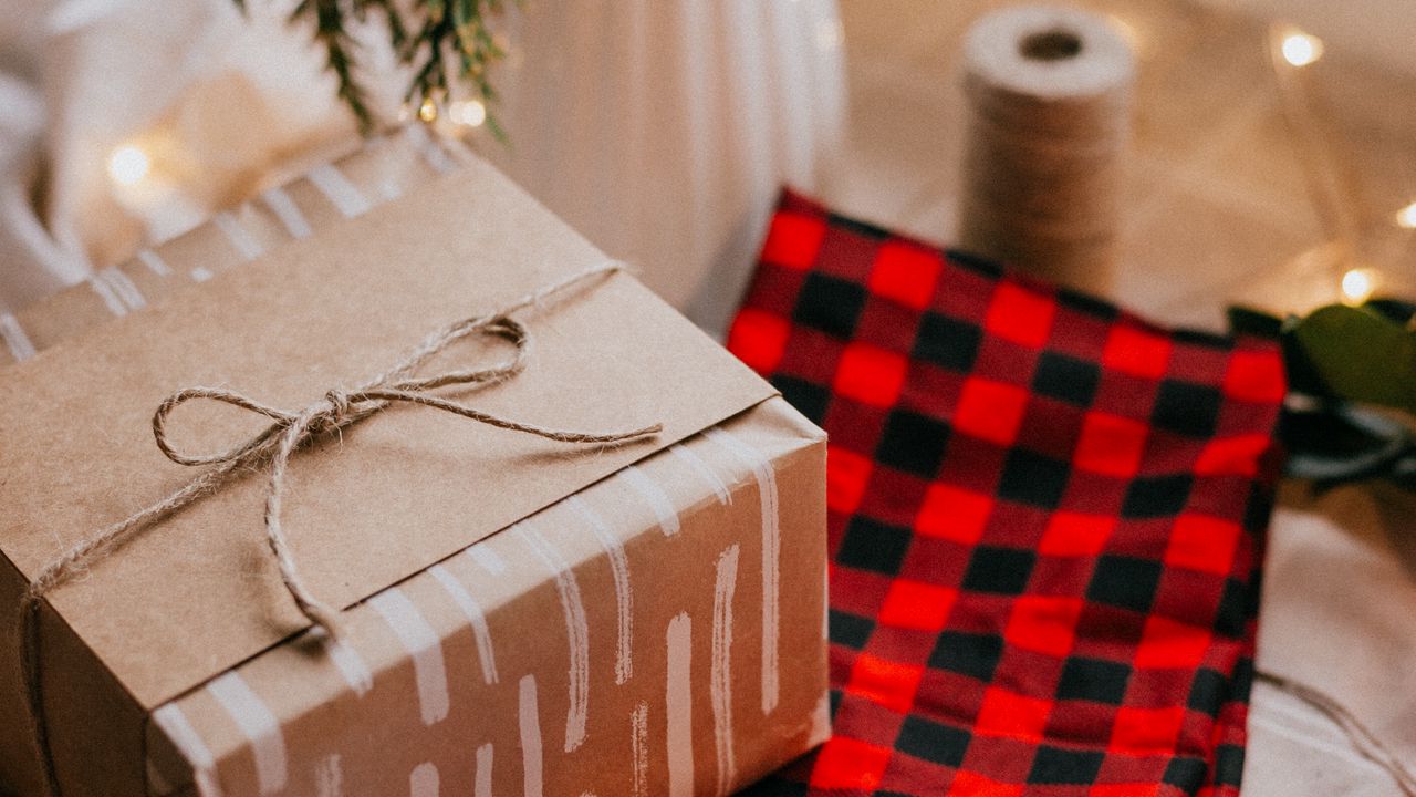 Wallpaper box, gift, shawl, garland, holiday