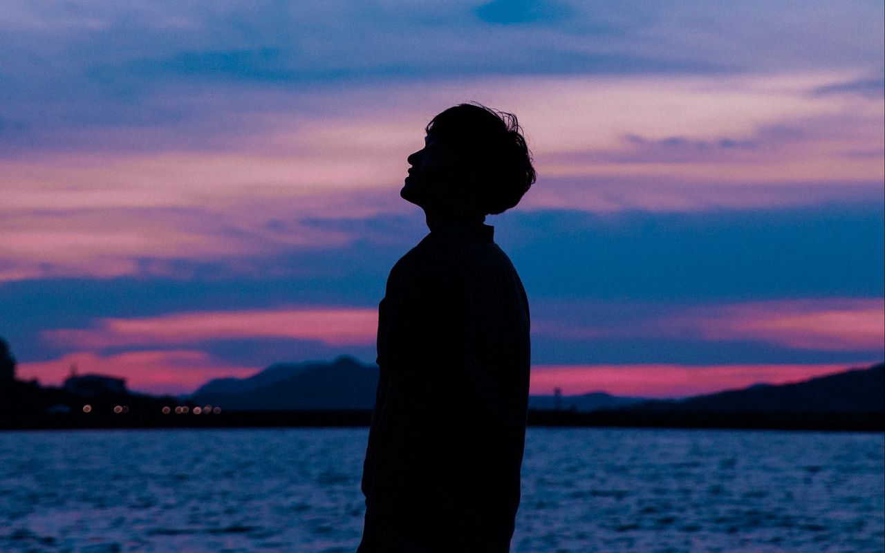 1280x800 Wallpaper boy, silhouette, sunset, sky, sea