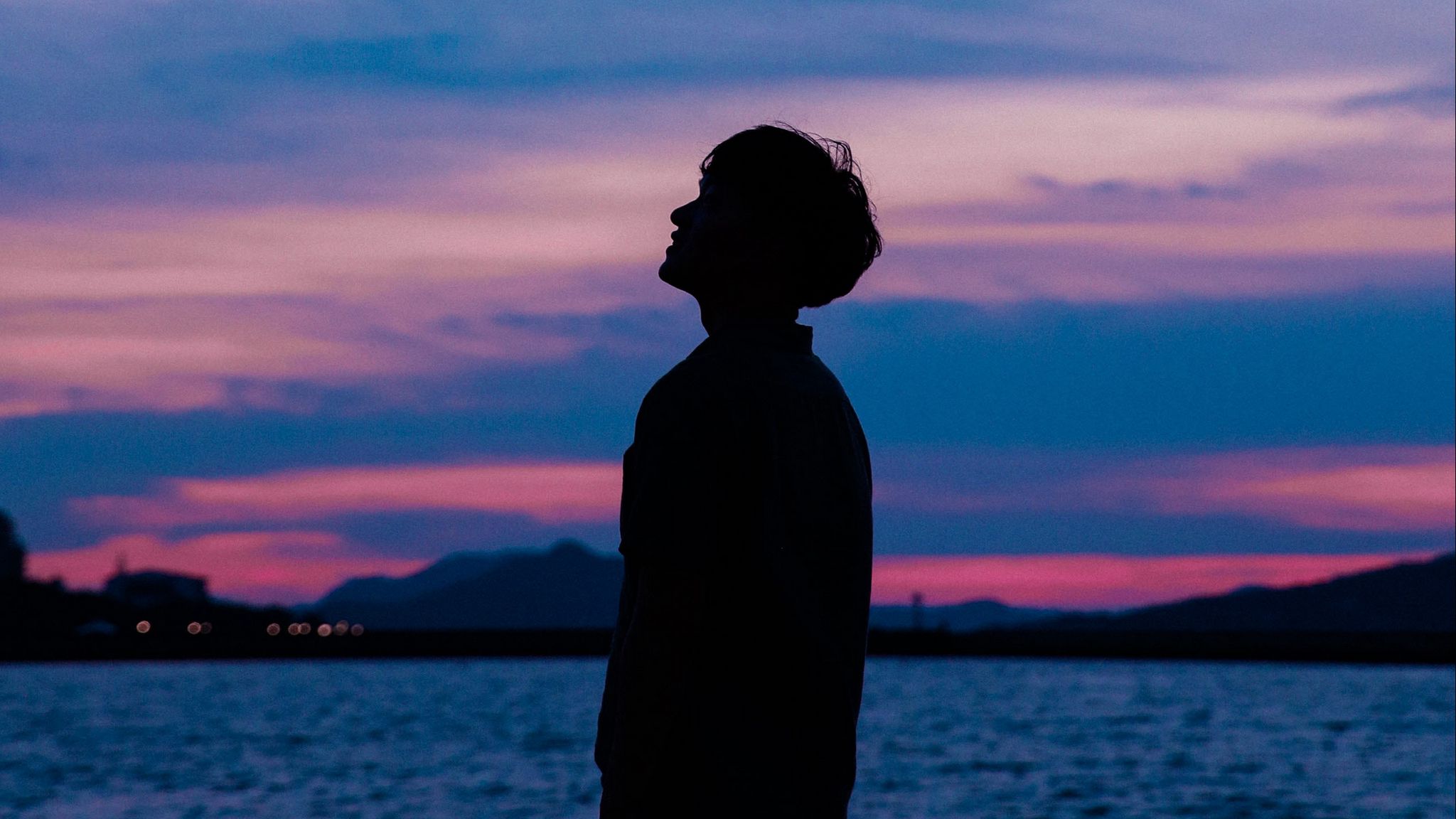 2048x1152 Wallpaper boy, silhouette, sunset, sky, sea