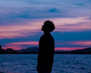 Preview wallpaper boy, silhouette, sunset, sky, sea