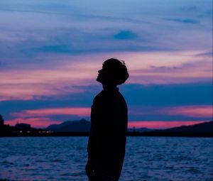 Preview wallpaper boy, silhouette, sunset, sky, sea