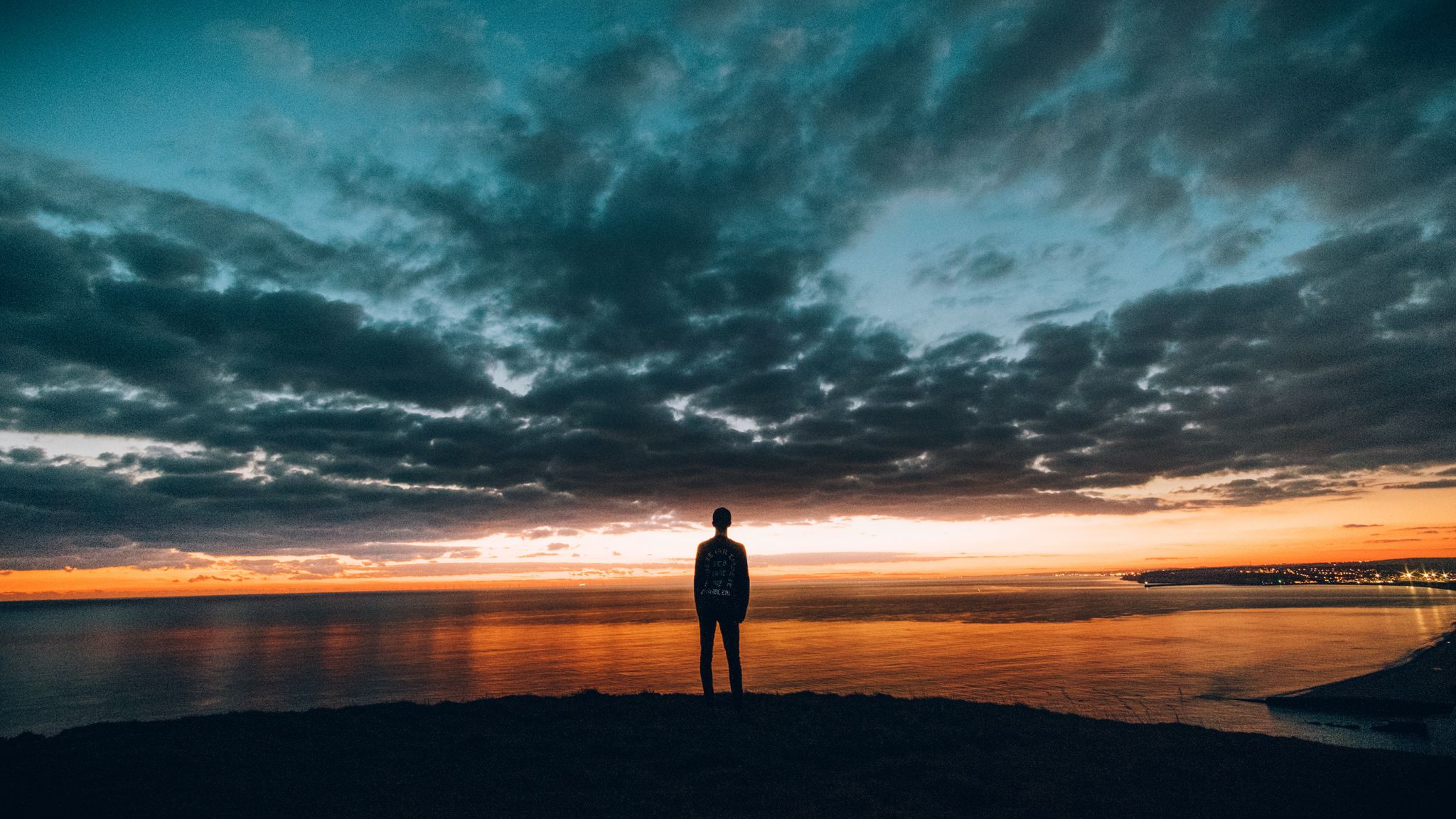 2048x1152 Wallpaper boy, sunset, horizon, sea