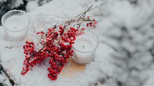 Preview wallpaper branches, berries, candles, snow